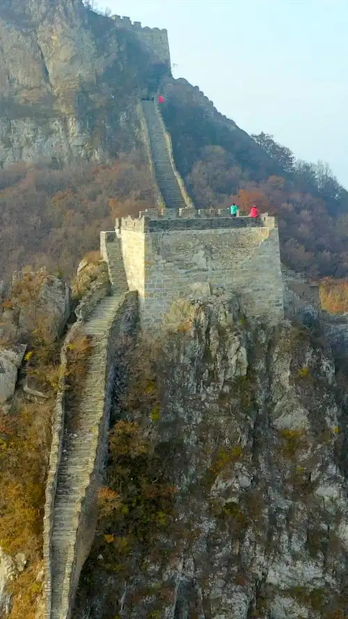箭扣长城近80度的鹰飞倒仰段是万里长城最惊险的一段隔着屏幕两腿发软