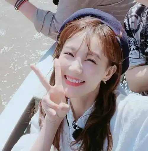 回眸一笑百媚生盘点笑容甜美且具有感染力的6位女明星第二季