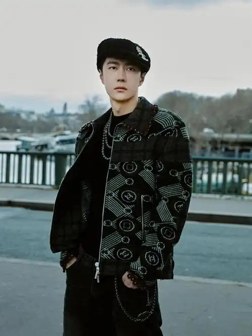 王一博巴黎时装周新照法式格调漫涌