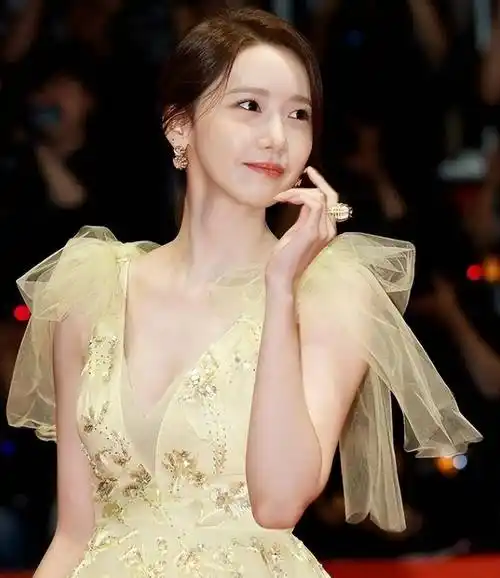 韩国第一美女的林允儿,容颜靓丽,鹿晗曾为其着迷_时尚_封面_表演