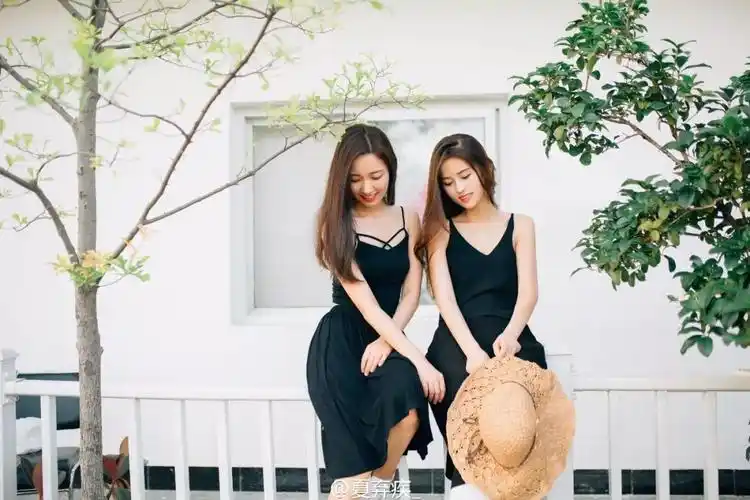 和闺蜜小小串通一下衣服的穿搭 只要相互配合得好 分分钟秒杀各种合照