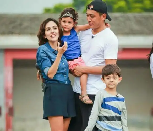 他们一家四口和睦相处,其乐融融,让众多网友感叹不已,纷纷表示对他们