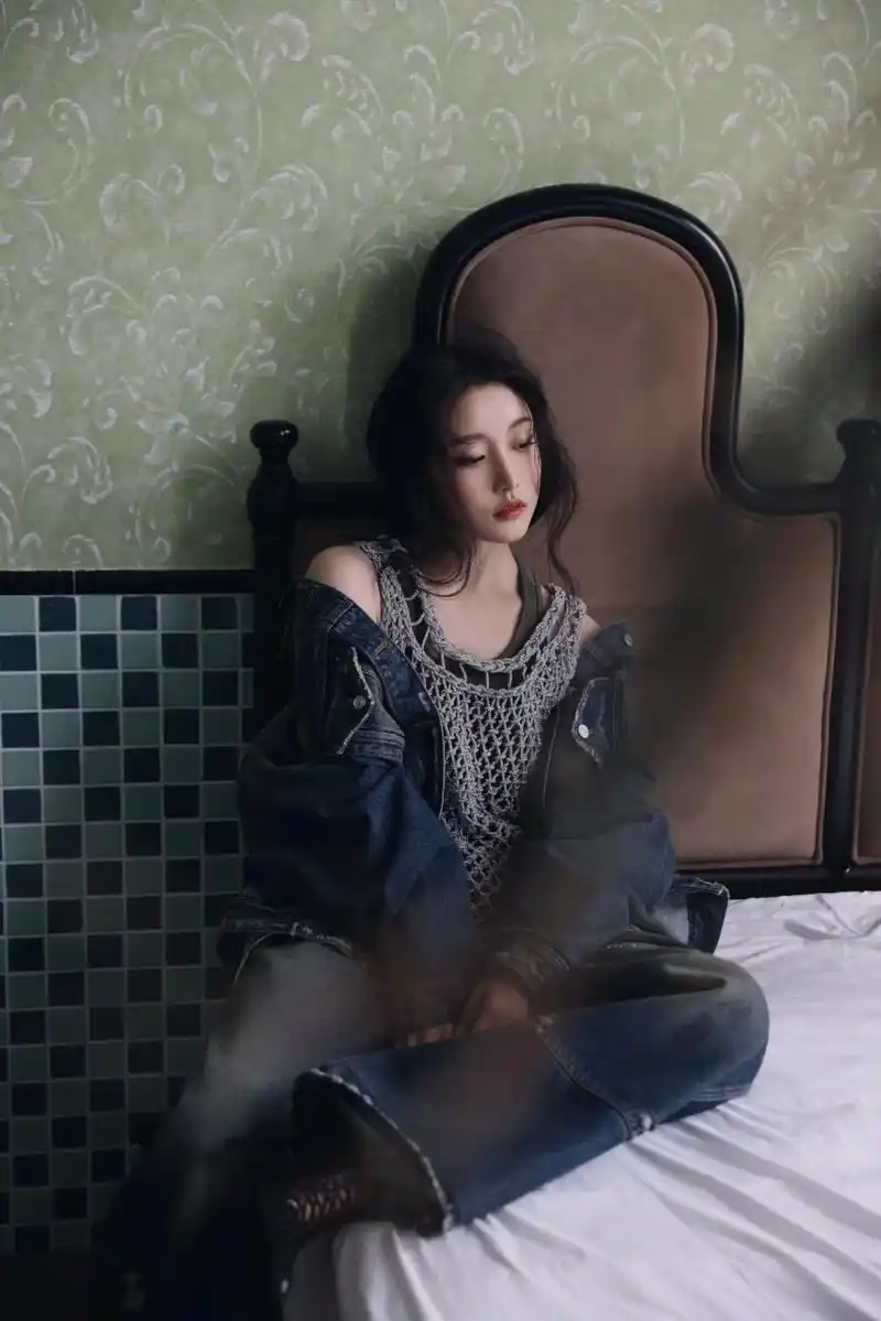 姜贞羽,静谧明媚,时尚不羁,酷飒不失妩媚写真组图.#姜贞羽