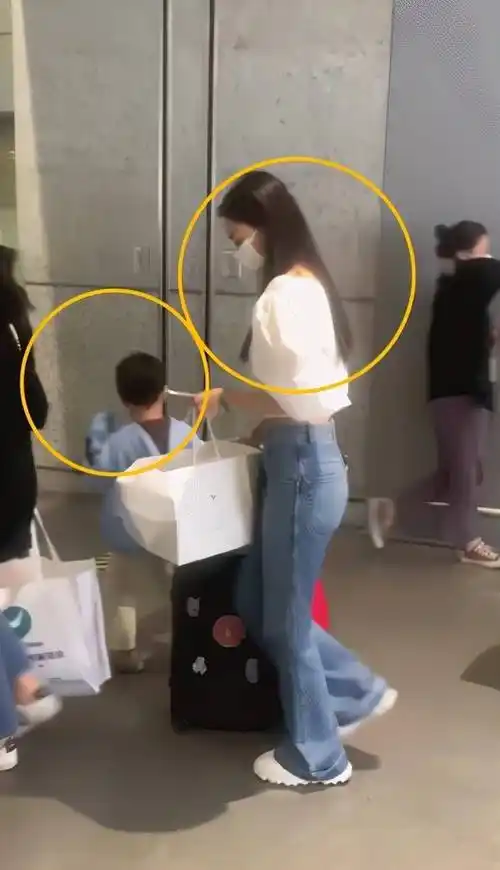 baby带小海绵去机场,全程和孩子保持距离,却没人比她更会当妈_妈妈_带