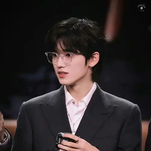 宋亚轩推眼镜#嘿嘿又被我们戴眼镜的轩哥帅到了吧0303又想起昨天