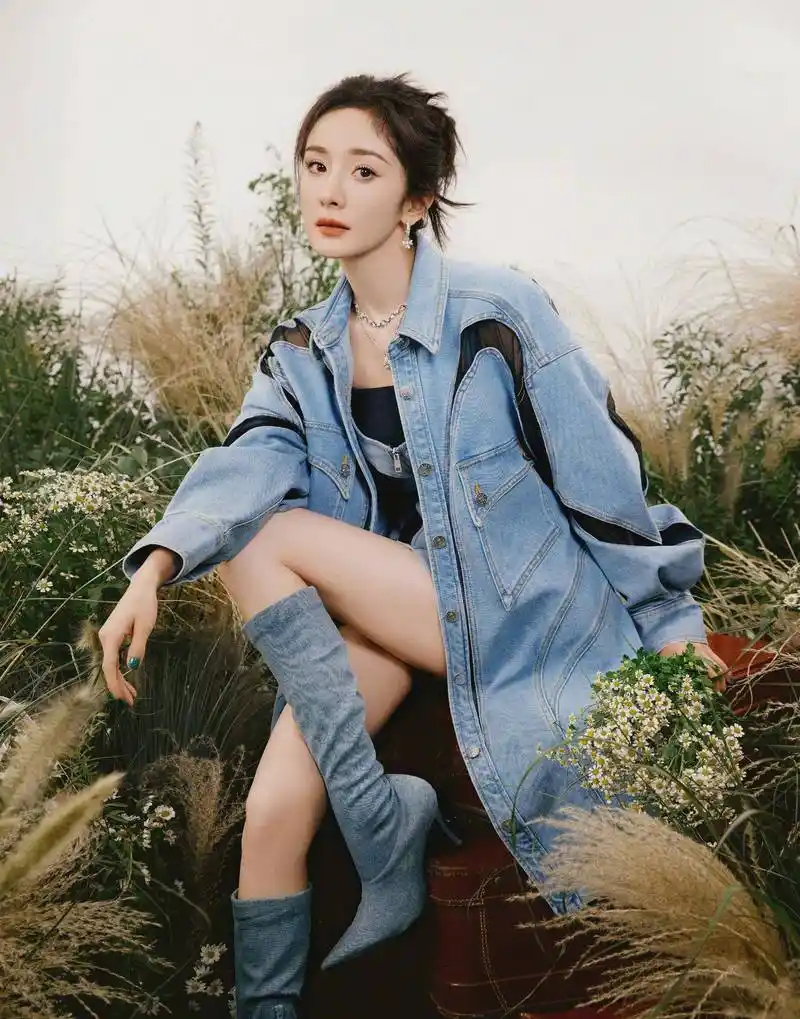 杨幂穿搭大揭秘!独特时尚风格让你惊艳不已!_造型_表演_魅力