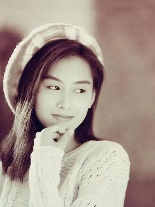 网友们对朱茵参加小杨哥的直播间带货活动产生了浓厚兴趣和讨论,这一