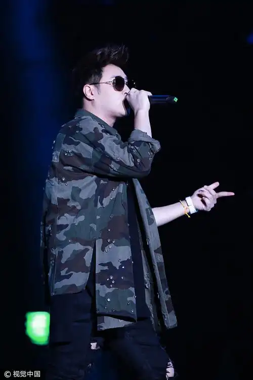 潘玮柏 "扫把头"发型嗨唱嘻哈范儿十足 唱跳俱佳用"生命"歌唱