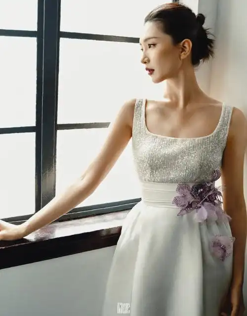 江疏影费加罗男士五月刊封面##江疏影费加罗黑色闪钻