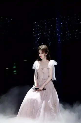 鞠婧祎连衣纱裙仙气十足羊毛卷清新有气质不愧是四千年美女