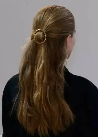 这款檀棕色的适合肤色偏白的女生,给人感觉像混血儿,夏天染这样的发色