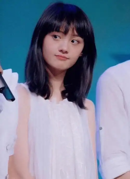 郑爽"大学旧照"被扒,穿校服搭配白丝少女袜,真实腿型惹人羡慕