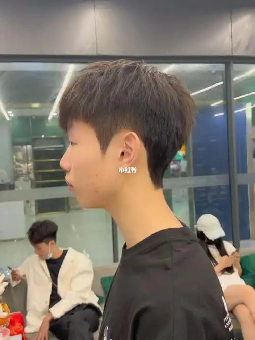 变成锅盖头第三步修出干净清晰的轮廓线和饱满的后脑勺这个是两边和后