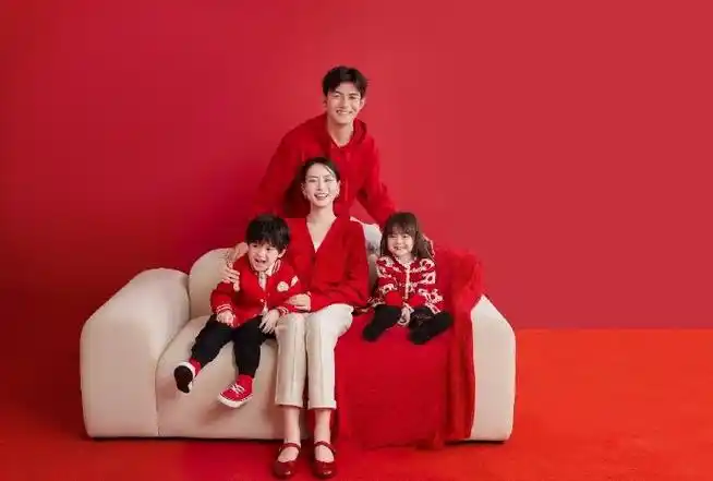 女生为全家买新衣拍全家福