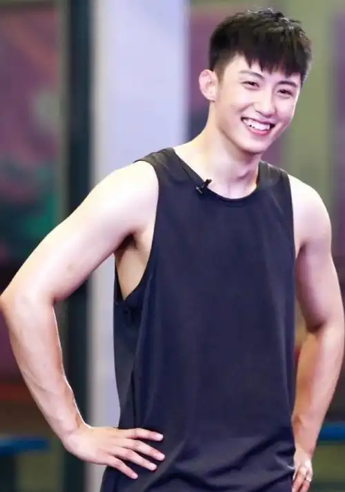 黄景瑜公园健身##黄景瑜方起诉造谣者#身材好是有缘由的!