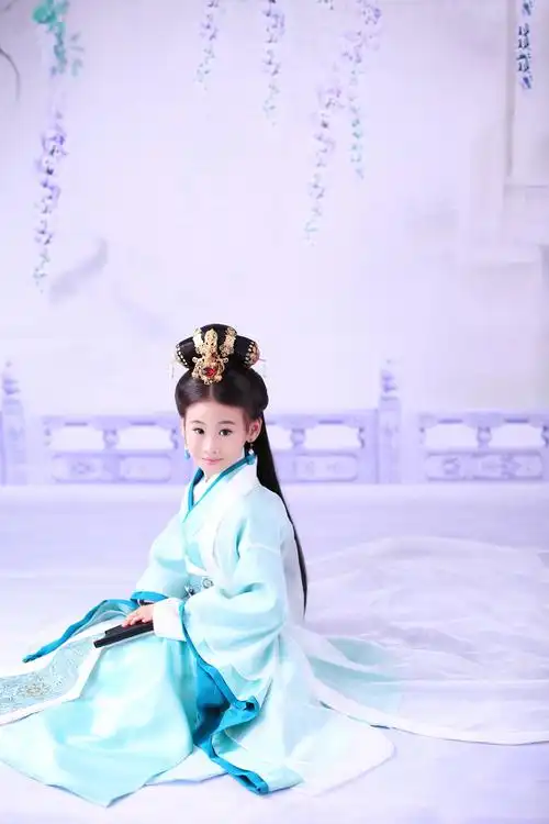 人气小童星何羿霏古装媲美范冰冰被赞00后萌女神