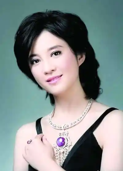 图许戈辉微博爆女儿照片短发洋气被赞小美女