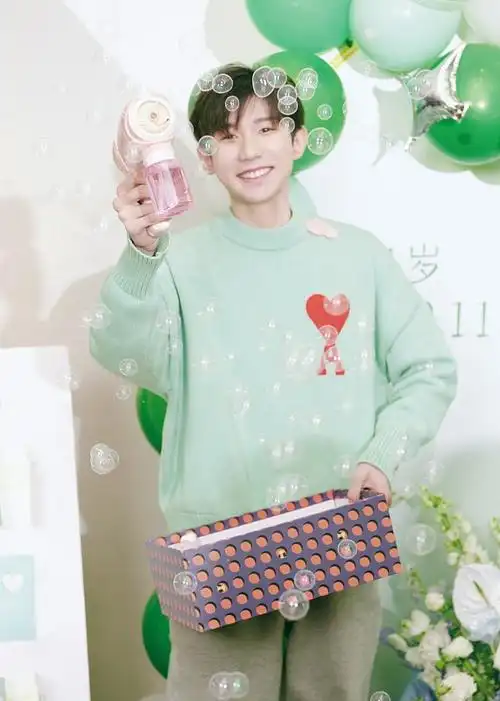 王源穿出了20岁该有的样子,浅绿色毛衣配运动裤好清新,超帅气