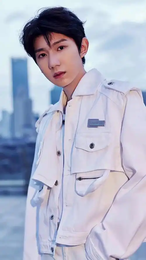 王源品牌直播造型,米色休闲套装,干净帅气,满屏的大长腿,好心动