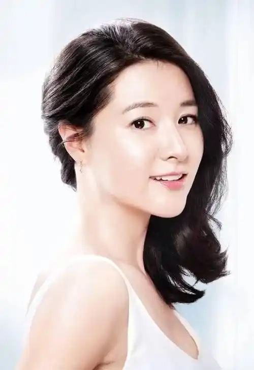 原创48岁李英爱现身学校观看孩子表演皮肤白皙气质佳展冻龄美貌