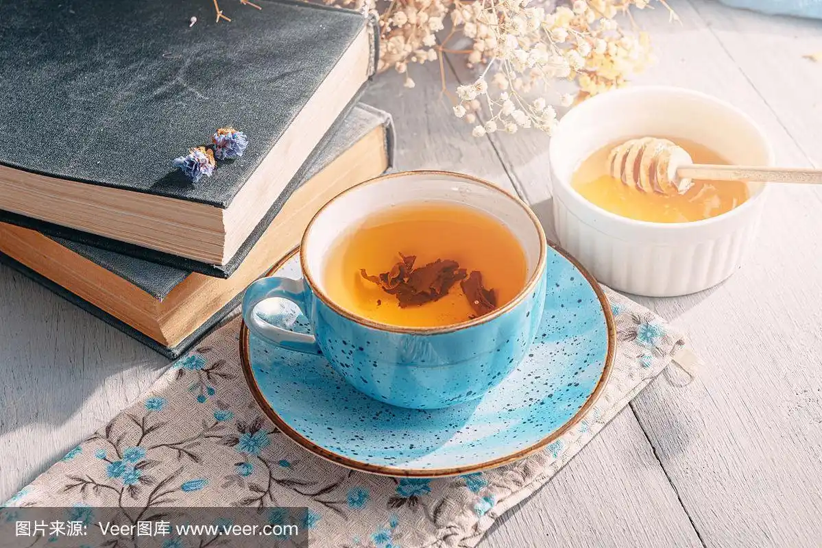 温暖的茶和一本书在阳光下