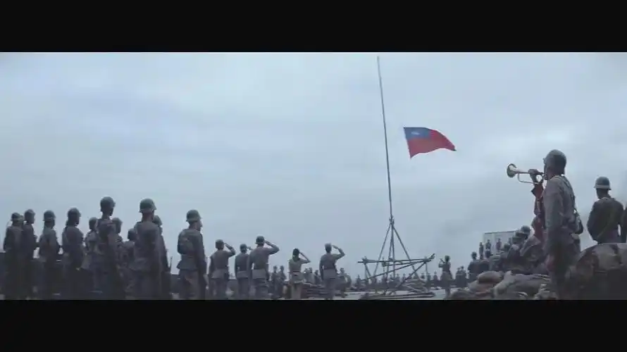 【《八百壮士》中这一虚构的升旗,护旗桥段完全被《八佰》照搬】这个