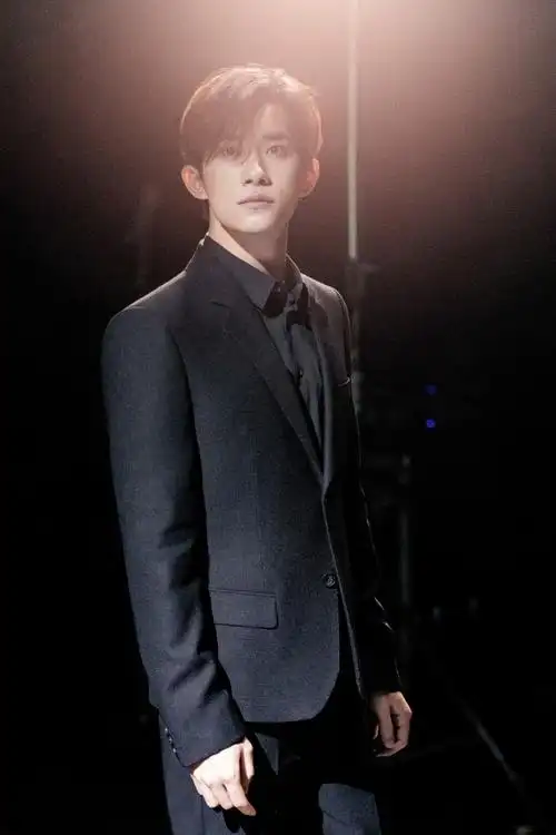 易烊千玺壁纸西装