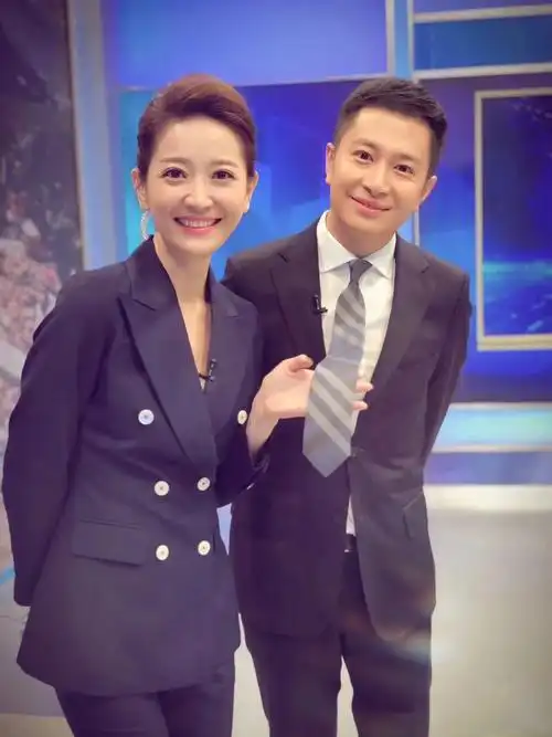 2022央视主持人怎么穿西装
