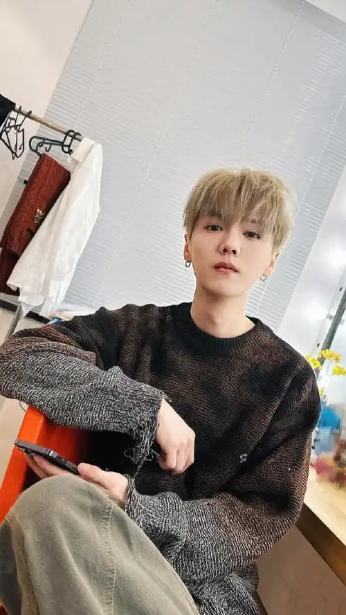 鹿晗新发色随拍