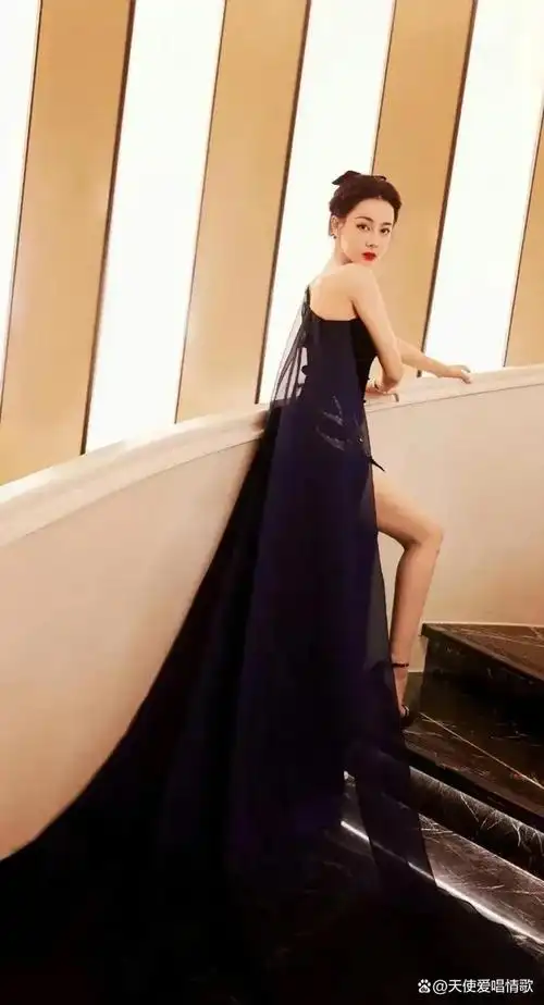 女明星迪丽热巴腰细如柳,盈盈一握,这身材太绝了!