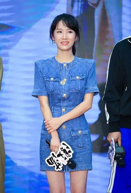 当了10年阔太的李念活力满满36岁穿牛仔短裙青春靓丽好时髦