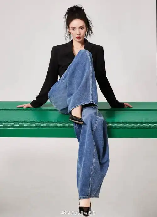 金晨高马尾复古牛仔裤霸气开拍细瘦高跟衬优越身材