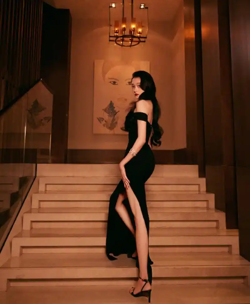 最近,中国青年演员关晓彤以一身华丽的黑色晚礼服亮相活动现场,瞬间