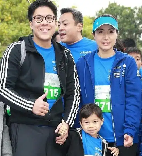 郭晶晶霍启刚一家现身慈善活动,儿子超像爸,女儿神似奶奶
