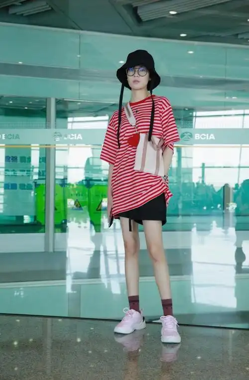 郁可唯衬衫外面穿"内衣",却因太瘦根本挂不住,肩带都要滑落了