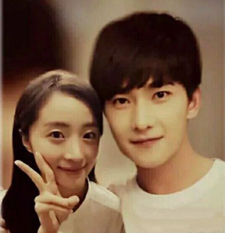 杨洋与蒋依依合照微微一笑,像是一个大哥哥和小妹妹的合照.