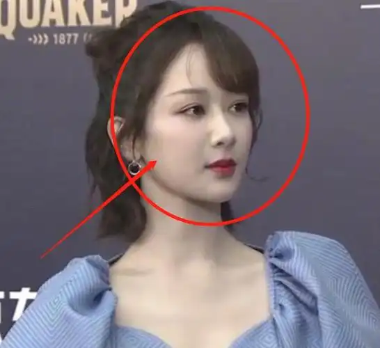 杨紫出席活动全程无美颜镜头拍摄颜值高不高一目了然她火决不是偶然