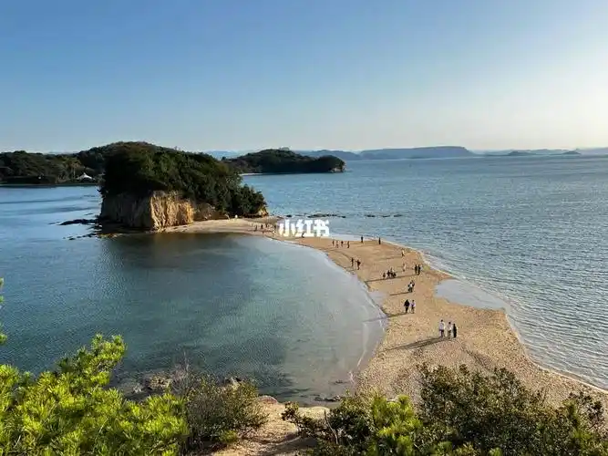 小豆岛有名的天使之路,退潮和涨潮时的样子.