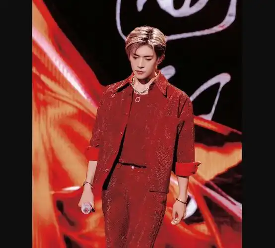 易烊千玺红色造型惊艳全场,葫芦丝唢呐演绎《大花轿 白日猫》