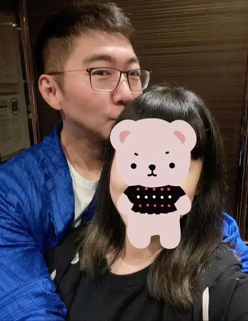 赵胤胤与异性亲密合影与这张看似很亲密的合照一起发出是一句"一定要