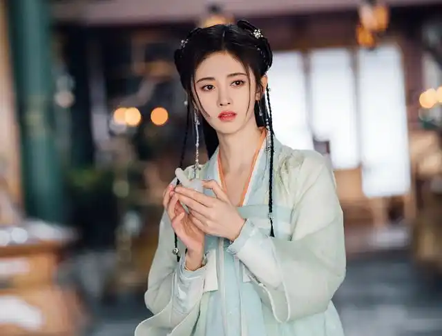 鞠婧祎早期小龙女造型曝光一身白衣好青涩模样却像是换了个人