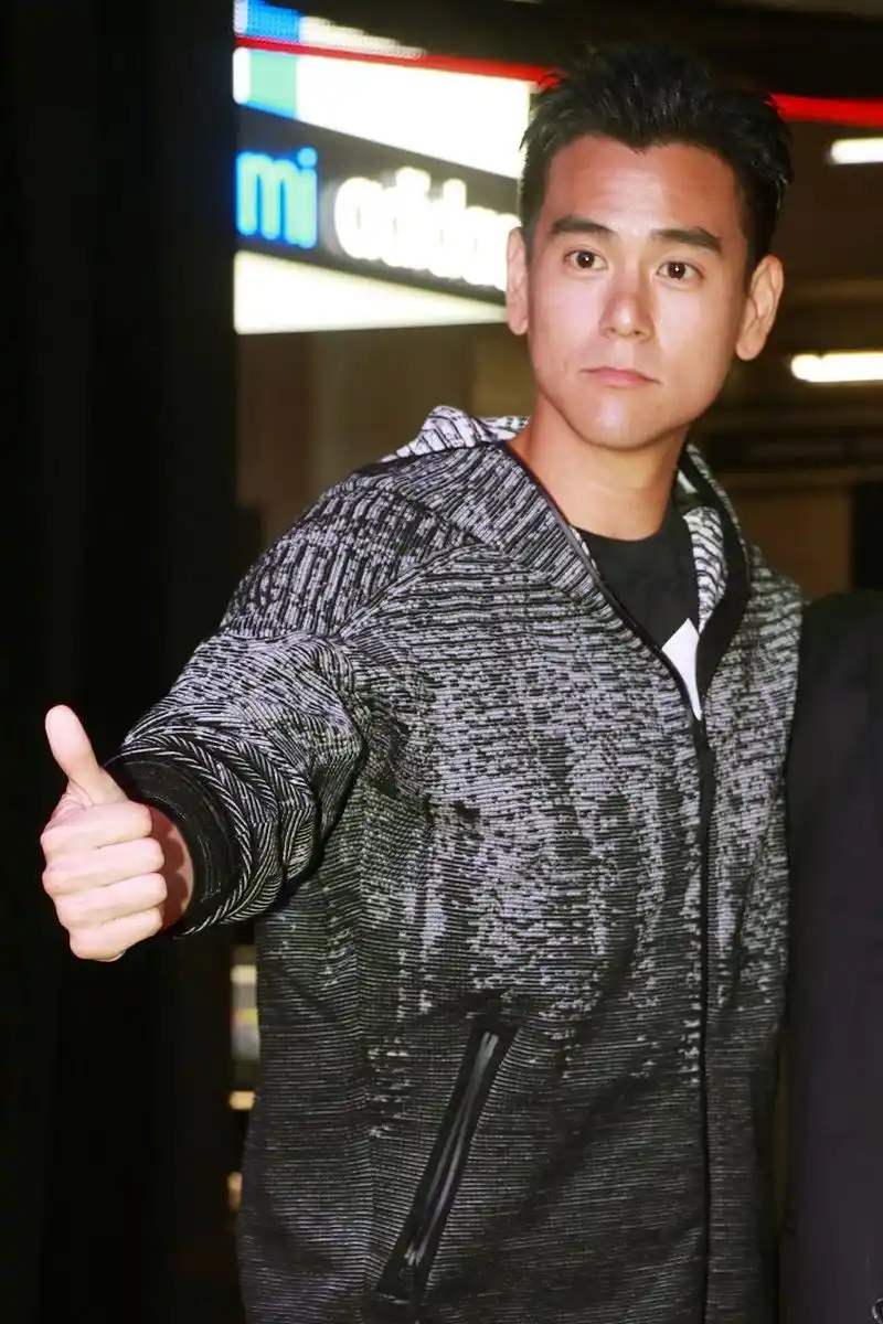 有网友在日本偶遇彭于晏开车载着美女兜风,疑似交了日本籍女友.