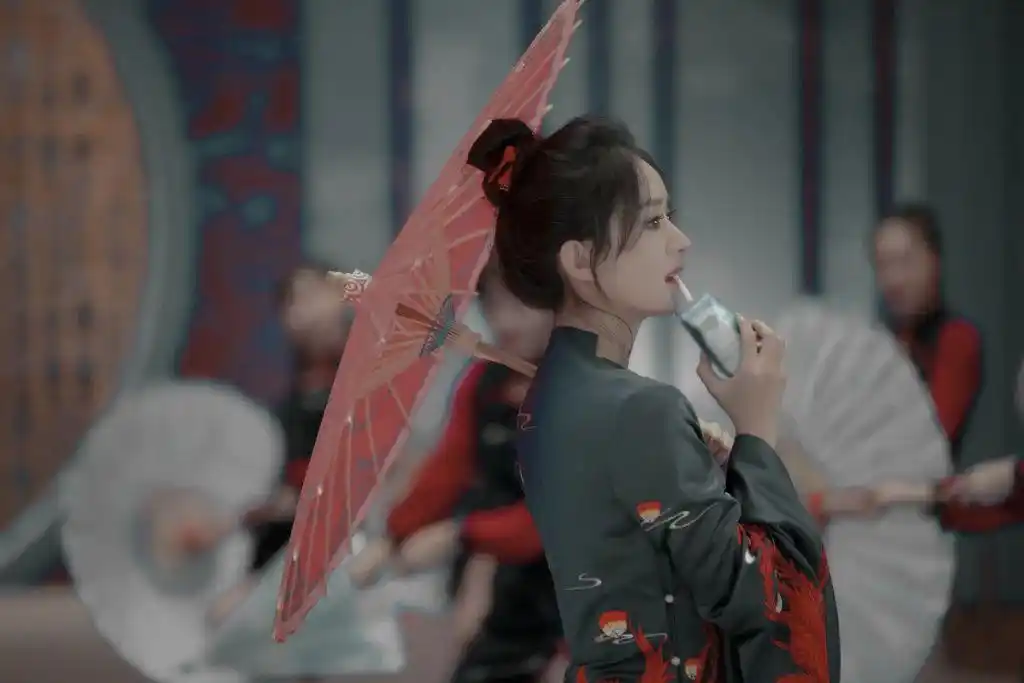 赵丽颖壁纸:国风旗袍配上俏皮丸子头,颖宝手摇红伞惊艳绝美!