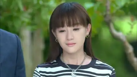 爱的阶梯:皓天跟田心拍婚纱,秋妍只能躲在远处看,虐心