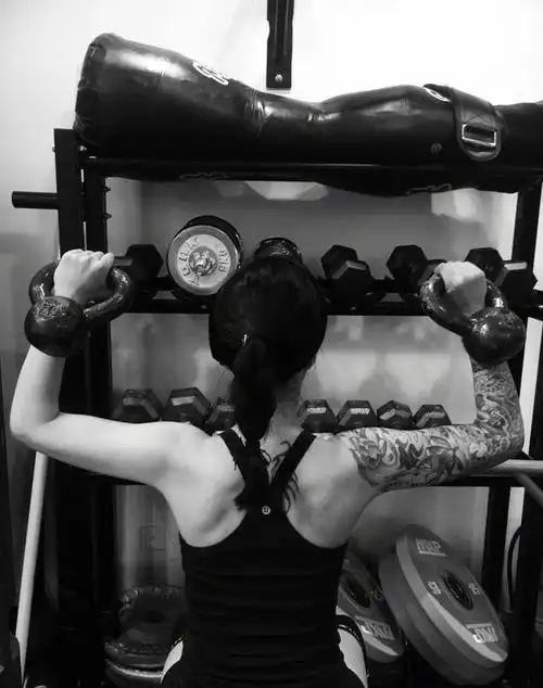 谭维维素颜健身房苦练,满脸的青春痘,真实就是霸气