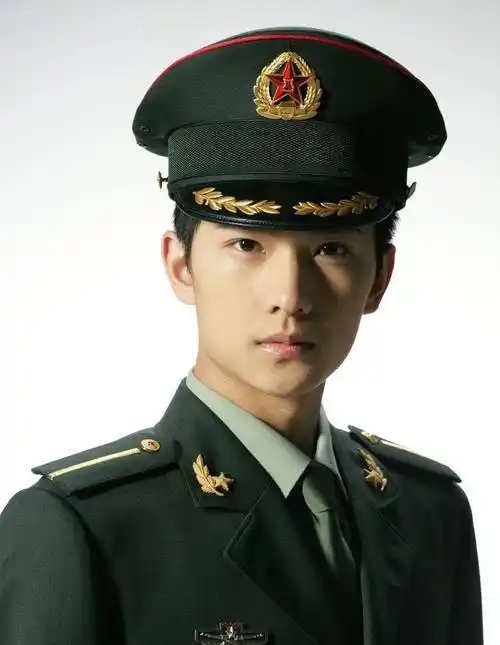 沙溢杨洋,沈腾的师哥,空政旗下的军人,他在1997年考入解放军艺术学院