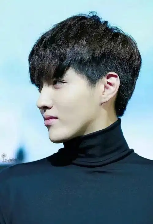 方脸男生适合剃剪什么发型图片 精剪帅气短发让你变的潮流起来