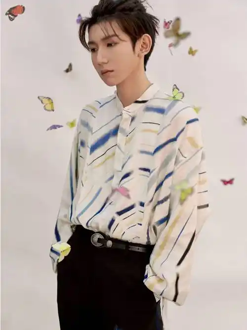 王源粉色头发好酷,白色t配黑色工装裤,沉思的样子更帅_少年时期_风格