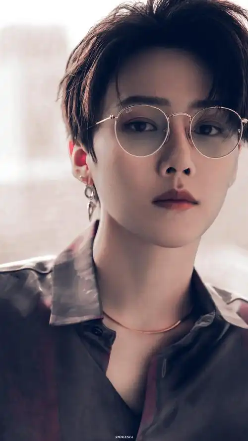 刘雨昕今日品牌直播造型图让人看迷糊的眼镜杀状态很好