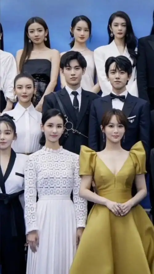 明星大合集#一众青年演员大合影,杨紫站姿显修养,王俊凯千玺同框度北